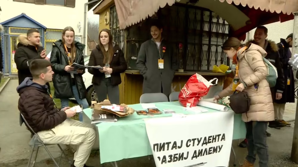 (VIDEO) Snimaju, prete, dobacuju: Nepoznate osobe provociraju studente koji su u poseti selu Darosava 8