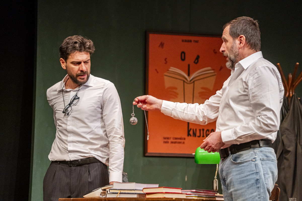 Neverovatno da je za 40 godina odnos DB -a prema piscima i umetnicima ostao isti: Premijera "Profesionalca", kultnog dela Dušana Kovačevića, večeras u Zvezdara teatru 2 Neverovatno da je za 40 godina odnos DB -a prema piscima i umetnicima ostao isti: Premijera "Profesionalca", kultnog dela Dušana Kovačevića, večeras u Zvezdara teatru 2