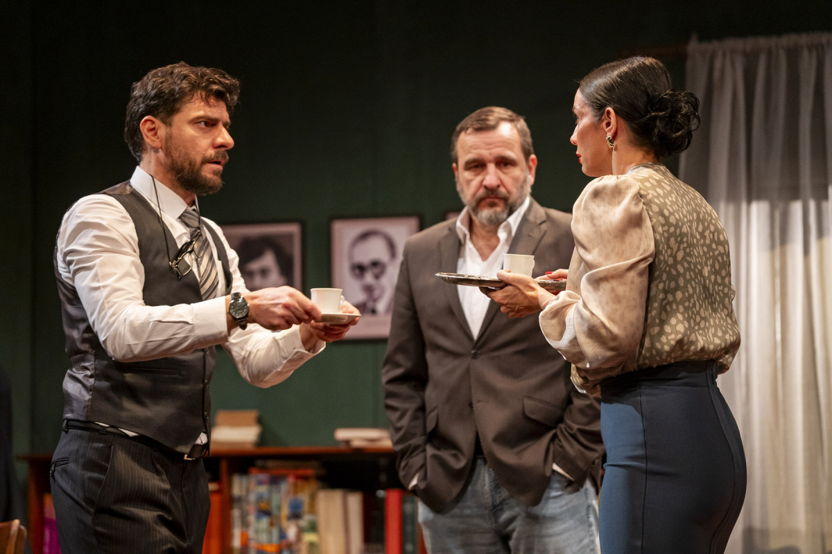 Neverovatno da je za 40 godina odnos DB -a prema piscima i umetnicima ostao isti: Premijera "Profesionalca", kultnog dela Dušana Kovačevića, večeras u Zvezdara teatru 3 Neverovatno da je za 40 godina odnos DB -a prema piscima i umetnicima ostao isti: Premijera "Profesionalca", kultnog dela Dušana Kovačevića, večeras u Zvezdara teatru 3