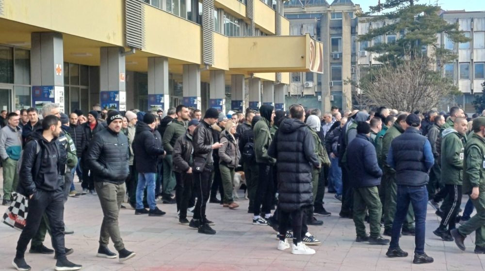 Radnici fabrike GIR iz Kraljeva protestuju ispred Skupštine grada: Duguju nam decembarsku i januarsku platu, a magacini prazni i sve stoji 1