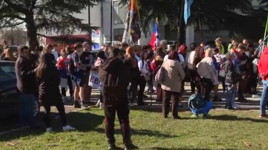 Studenti koji peške idu ka Valjevu večeras noće u Ubu, najavljen i kontraskup 6