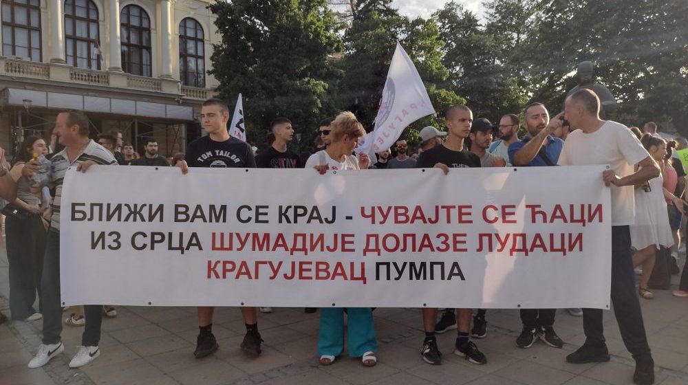 Neće vam proći, Stevan nije sam: Kragujevački zborovi pozvali na protest zbog razbijanja automobila aktivisti Mihajloviću 10