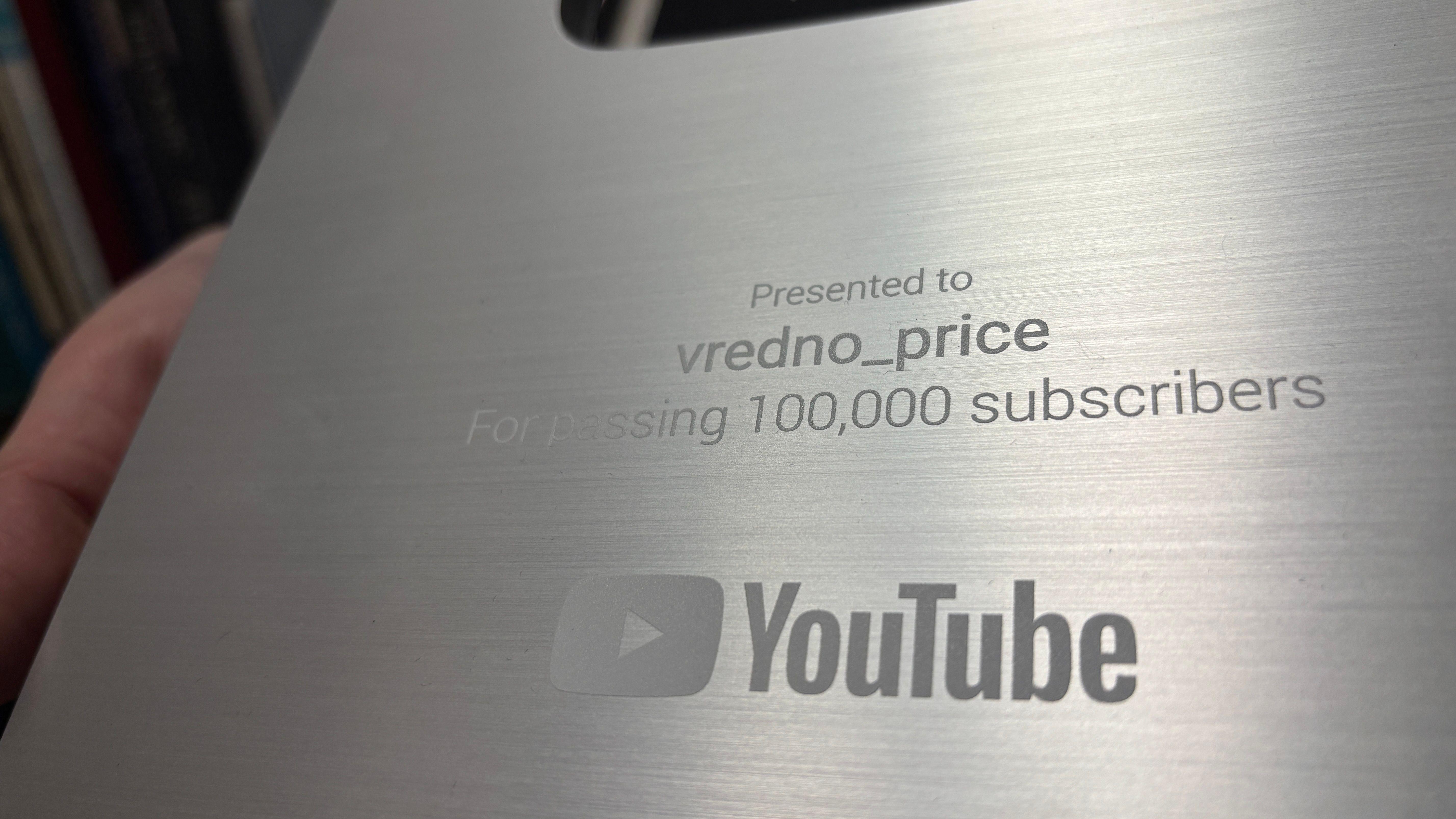 BBC u šetnji bibliotekom sa Sarom Arsenović: Knjigama osvaja internet 2 Vredno priče, Jutjub plaketa za 100.000 pratilaca