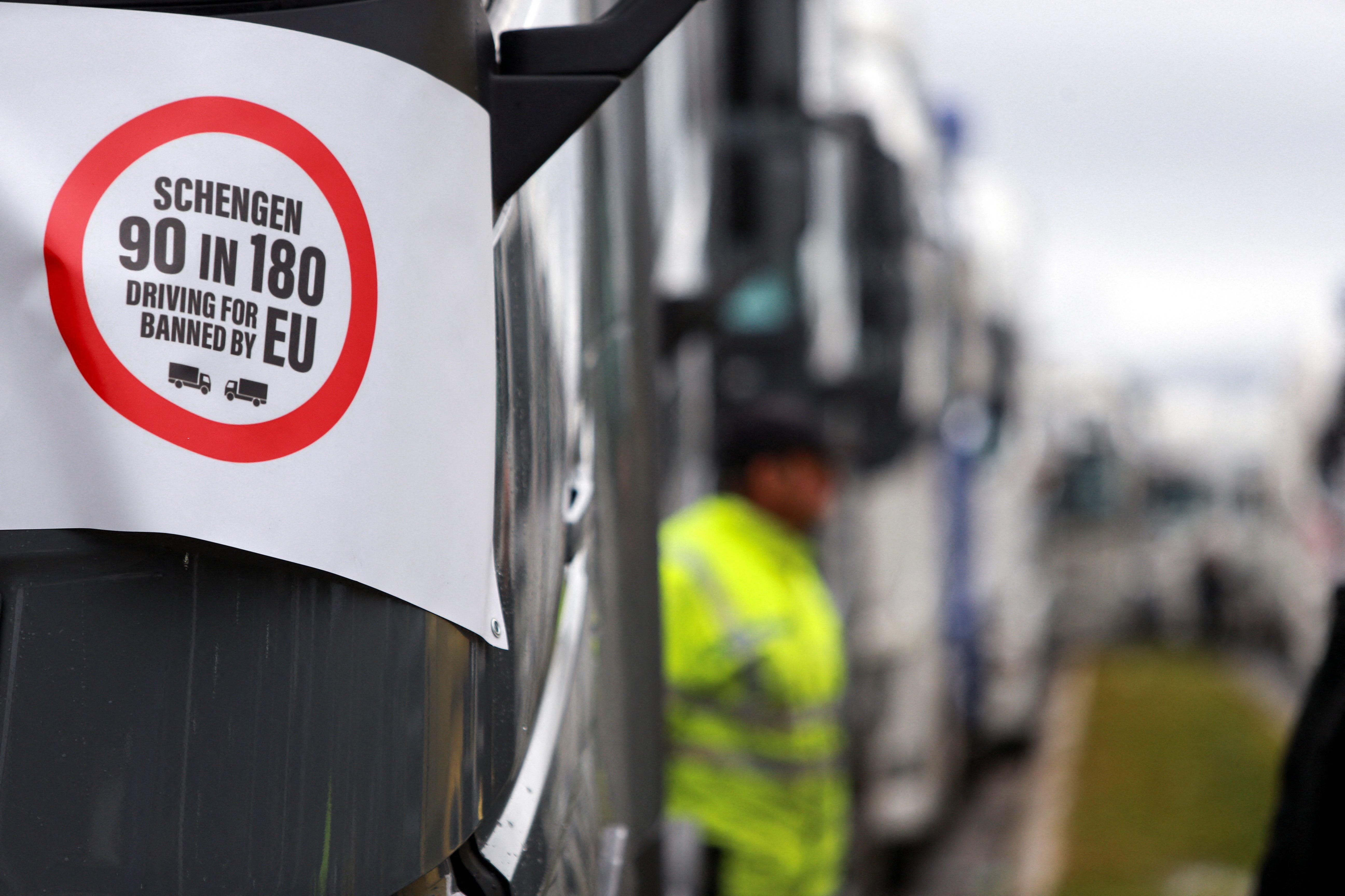 EU poručila kamiondžijama sa Balkana: 'Nema ustupaka' 13 Vozač kamiona stoji tokom protesta vozača kamiona i predstavnika sindikata transportnika zbog poremećaja povezanih sa novim sistemom ulaska i izlaska Evropske unije, na graničnom prelazu Severne Makedonije i Grčke u Đevđeliji