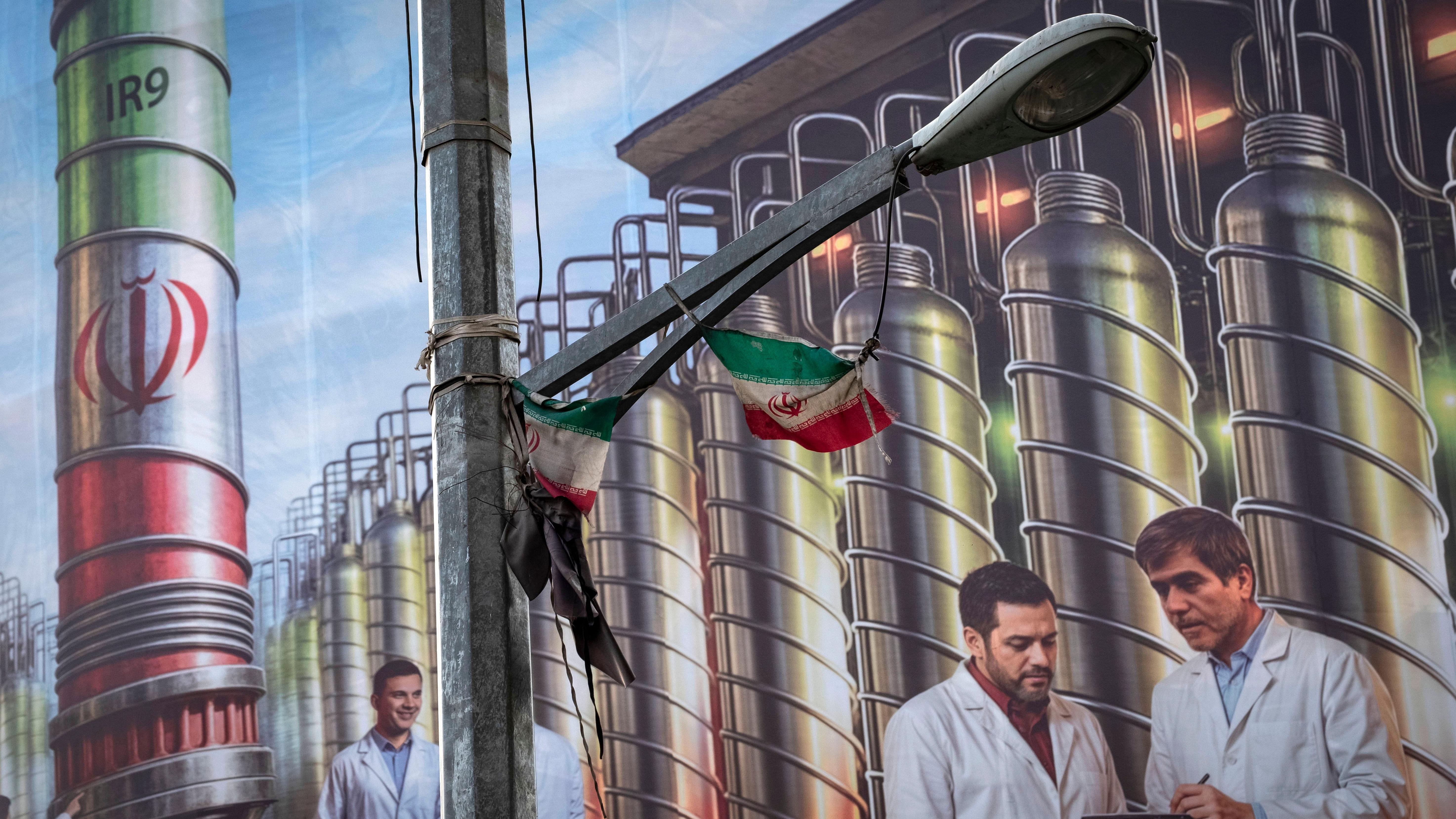 Poster u Teheranu prikazuje opremu za obogaćivanje uranijuma i iranske naučnike poginule u izraelskim napadima u junu 2025. godine