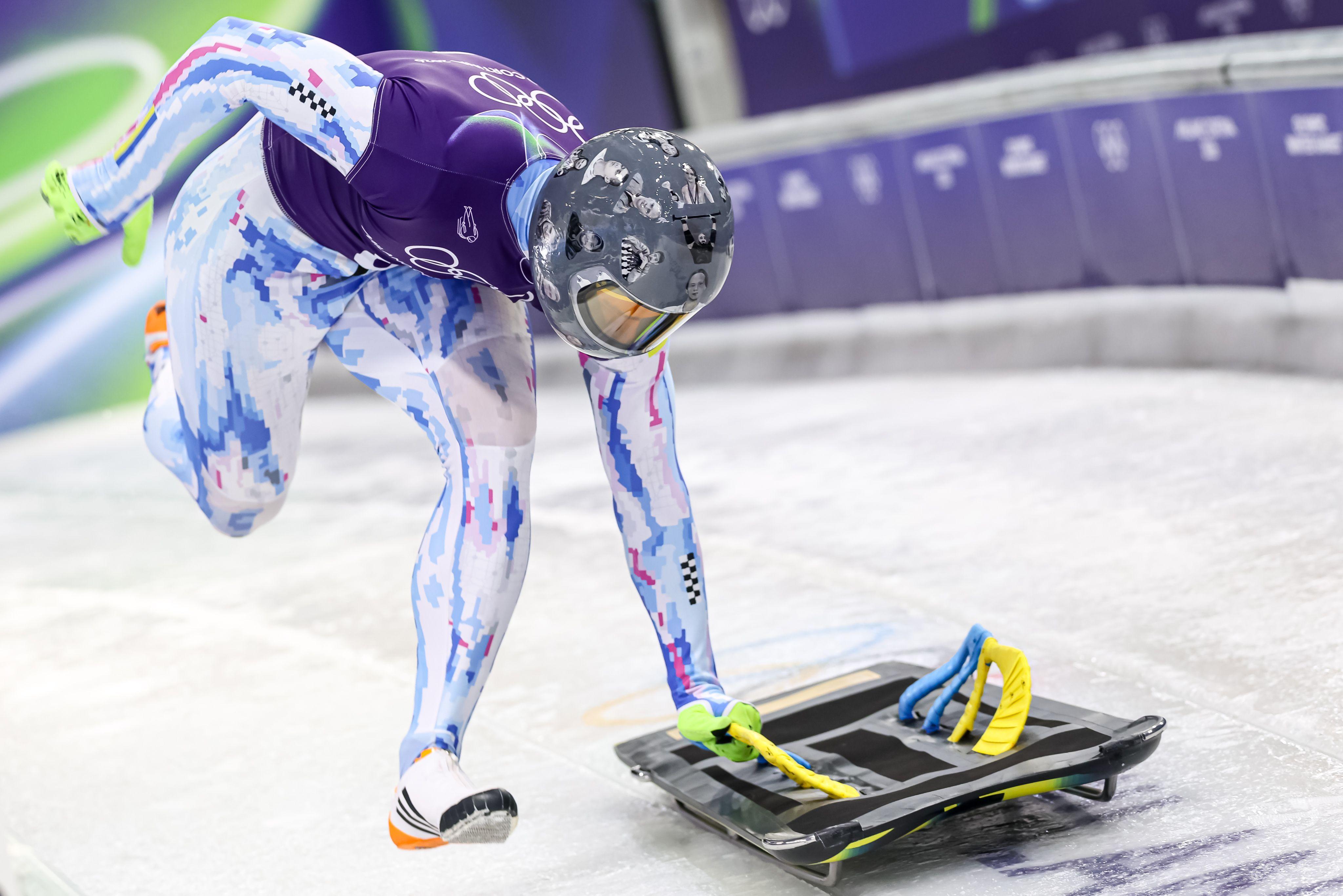geraskevič i kaciga, ukrajinac i kaciga, Vladislav Geraskevič nosi kacigu sa slikama poginulih u ratu u Ukrajini na stazi za skeleton u Kortini, u Italiji, na Zimskim olimpijskim igrama