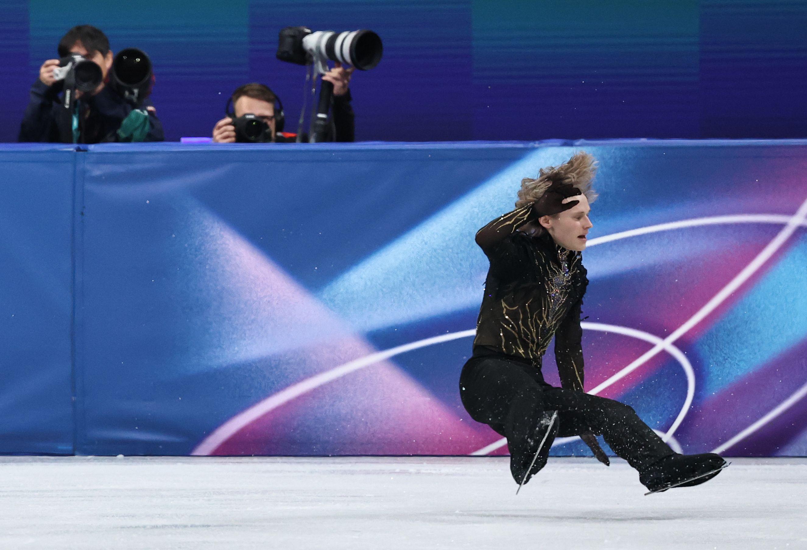 Skandali i bizarnosti na Zimskim olimpijskim igrama 2026. 4 umetničko klizanje, ilja maljinin, maljinin pada na ledu tokom nastupa