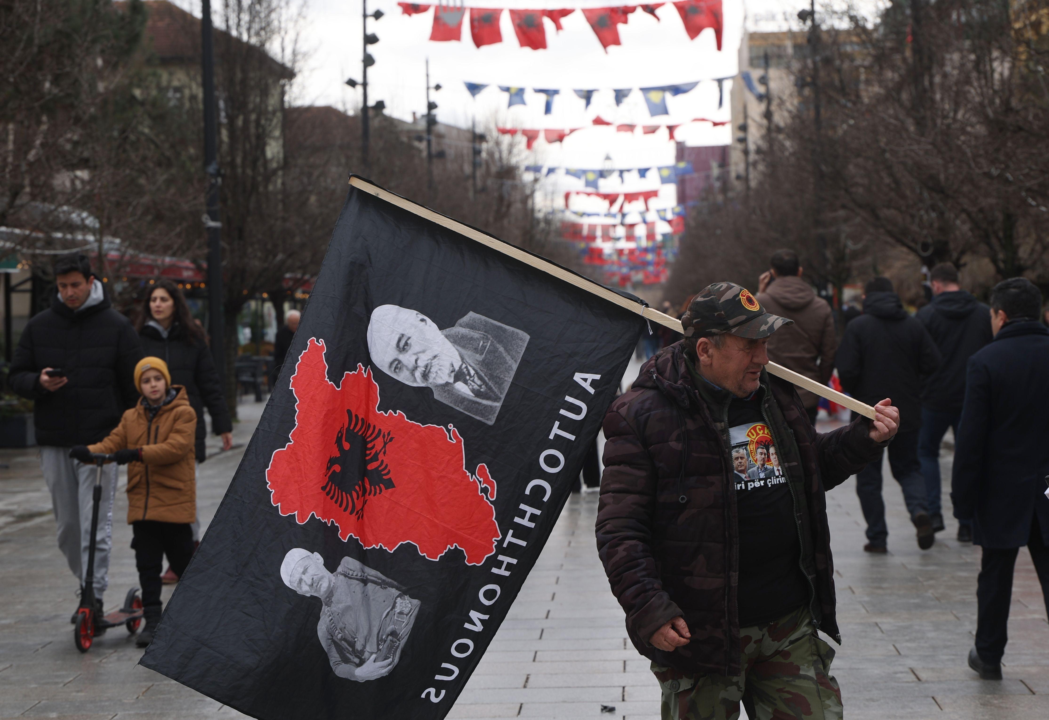 Proslava punoletstva nezavisnog Kosova i podrška vođama OVK 3 muškarac u prištini nosi zastavu takozvane Velike Albanije