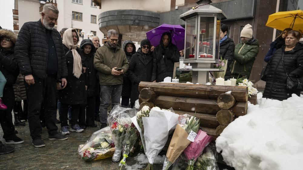 Švajcarska isplaćuje po 55.000 evra porodicama žrtava požara u skijaškom centru 1 porodice odaju poštu žrtvama jednominutnom tišinom