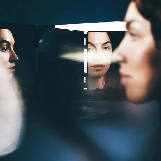 Odrazi u ogledalu žene