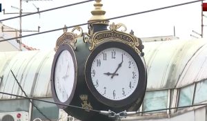 Novi sat postavljen na Trgu Republike: Na kružnom toku osvanuo časovnik težak sedam i po tona 10