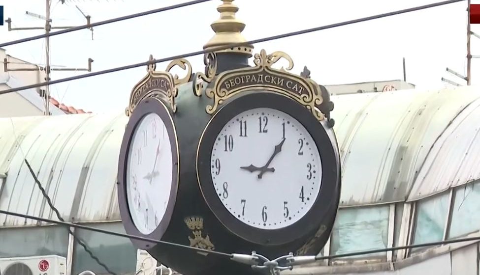 Novi sat postavljen na Trgu Republike: Na kružnom toku osvanuo časovnik težak sedam i po tona 7