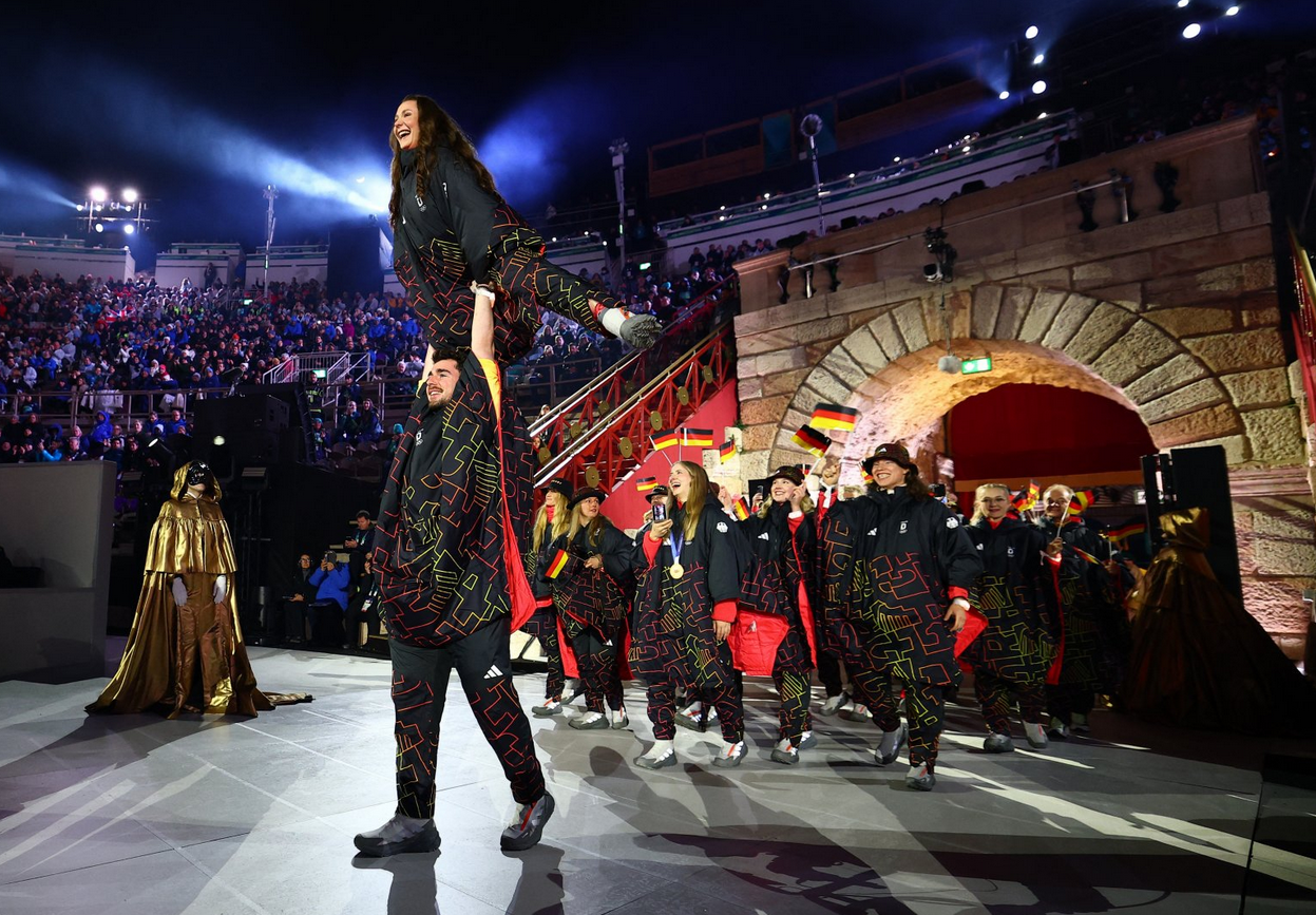 Zatvaranje Zimskih olimpijskih igara kroz fotografije 3 Takmičari u umetničkom klizanju Anika Hoke i Robert Kunkel iz Nemačke, Konkel drži Hoke iznad glave u jednoj od poza iz klizanja