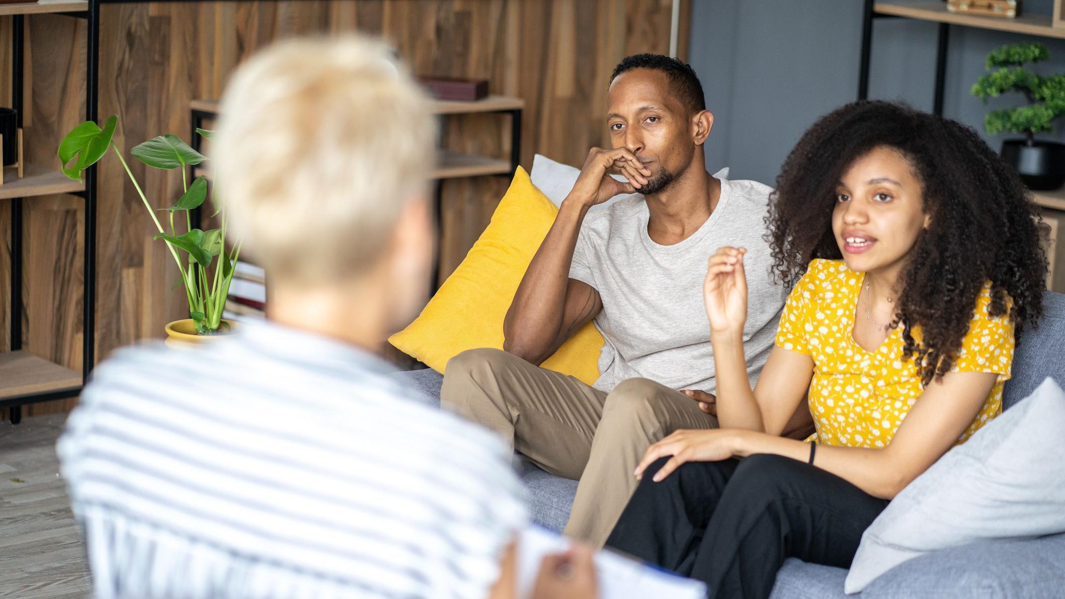 Muškarac i žena sede ispred terapeuta
