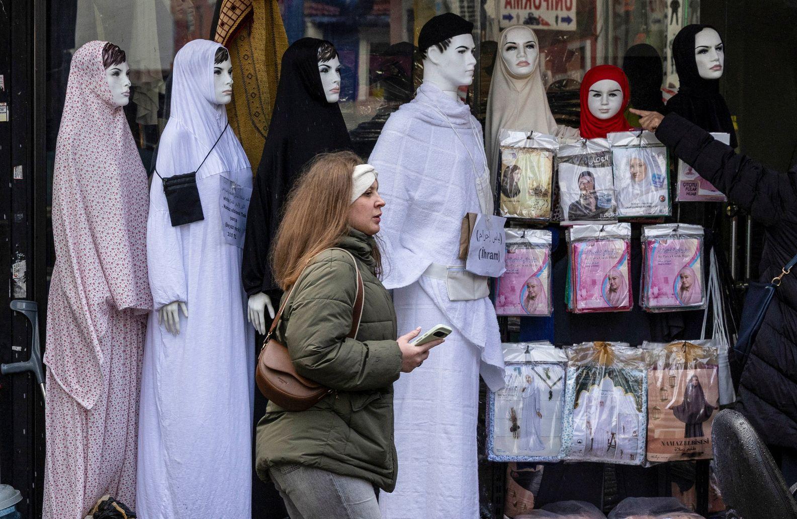 Nošenje hidžaba u Srbiji: Šta treba da znate 3 Žena prolazi pored prodavnice u kojoj se prodaje hidžab