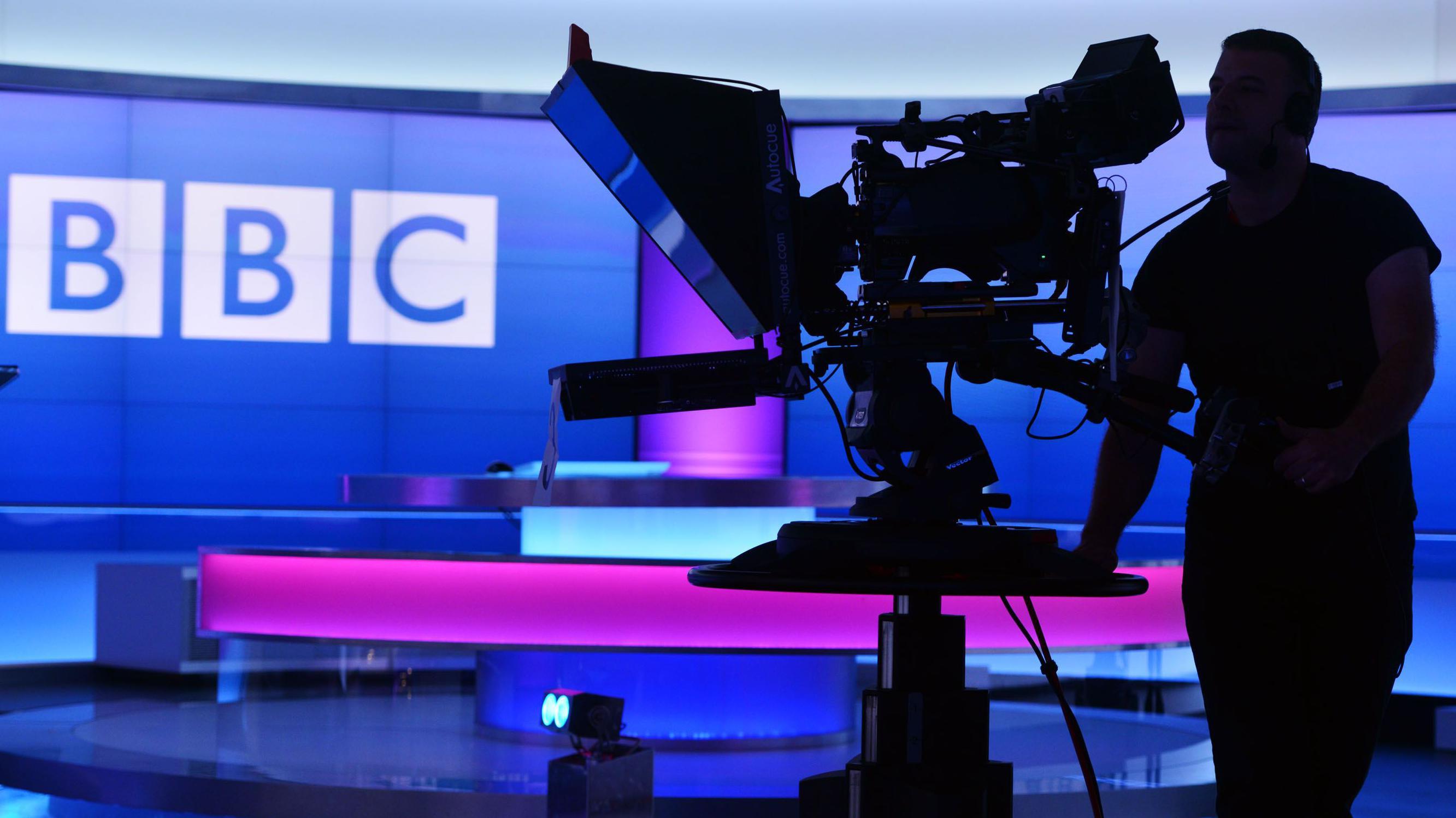 Snimatelj BBC-ja u studiju