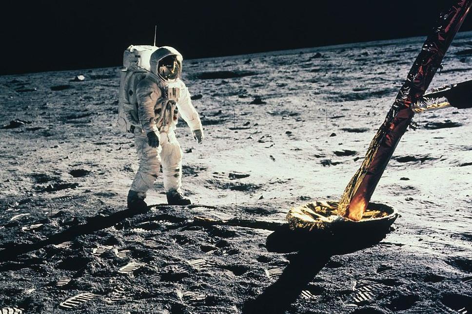 Astronaut Baz Oldrin je prikazan u svemirskom odelu sa reflektujućim vizirom tokom misije Apolo 11 na površinu Meseca