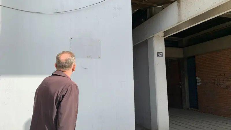 Otmica u Štrpcima, skrajnuti zločin koji se prećutkuje 7 Na zgradi u Bulevaru Milutina Milankovića 42 na Novom Beogradu, gde je od 2016. bila spomen ploča Tomi Buzovu, danas je ostao samo trag (23. 2. 2023.)
