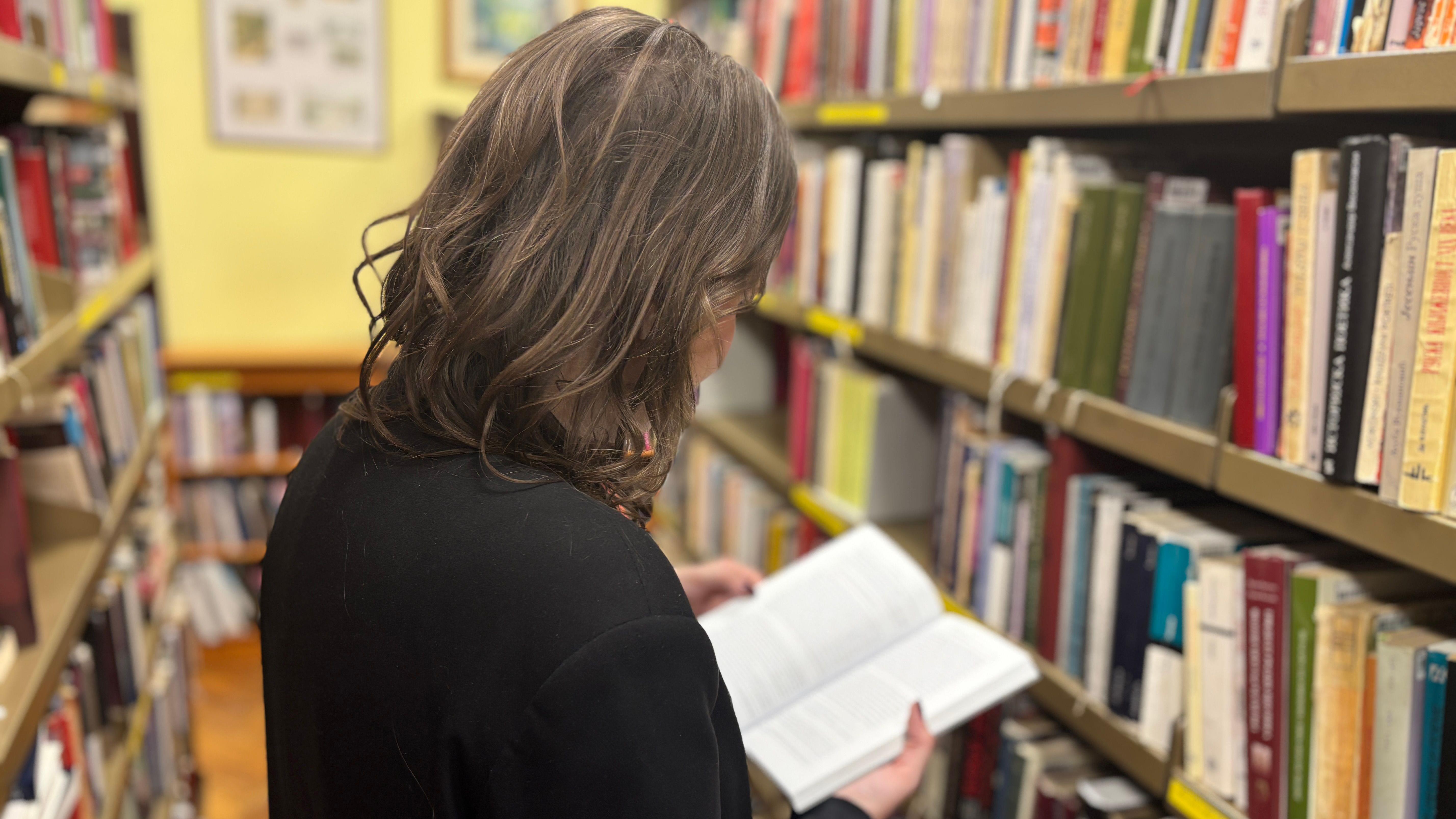 BBC u šetnji bibliotekom sa Sarom Arsenović: Knjigama osvaja internet 5 Sara Arsenović