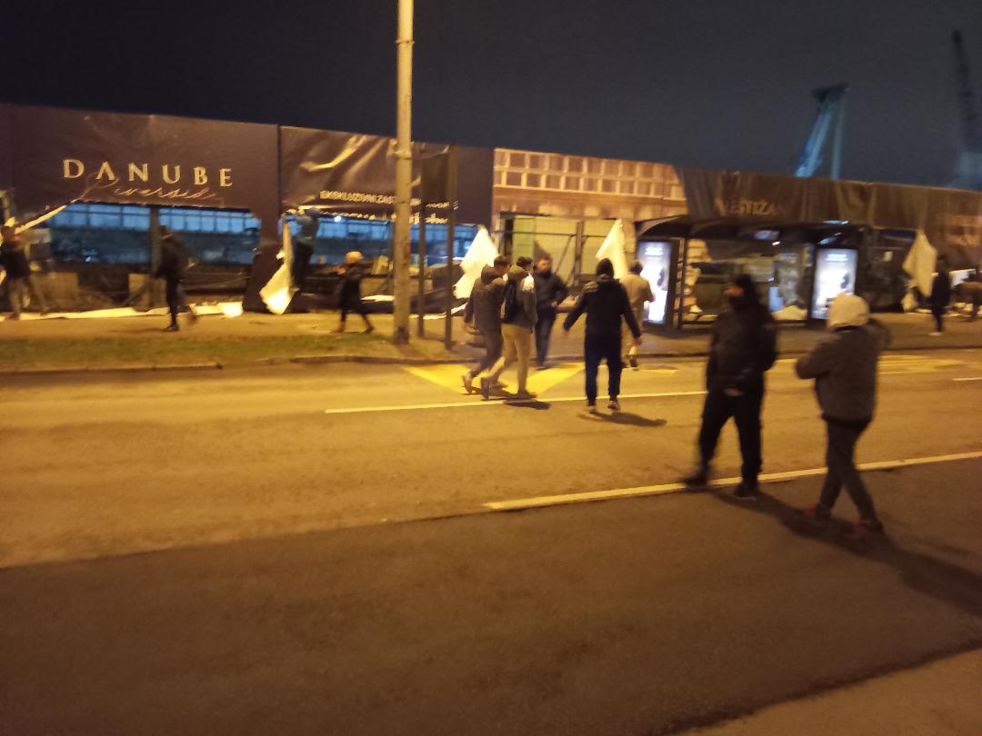 Protesti širom Srbije zbog nasilja u Novom Sadu i napada SNS aktivista na studente: Policija u BGD presretala i hapsila kažu studenti (VIDEO, FOTO) 2