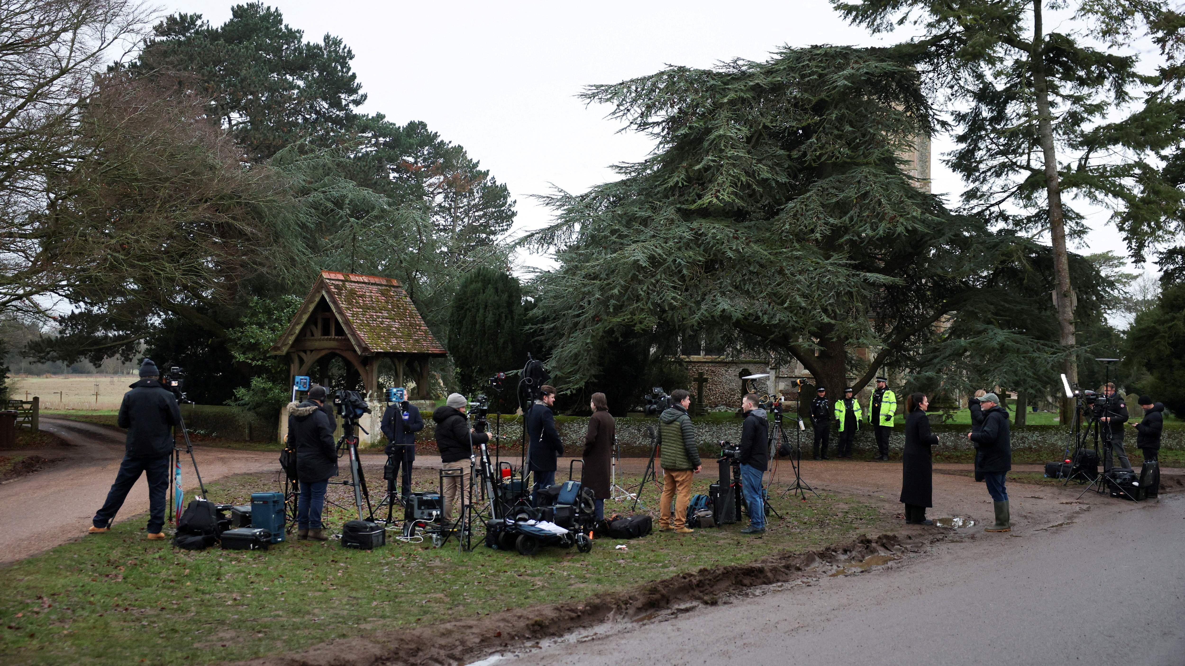 Novinarske ekipe ispred poseda Sandringem