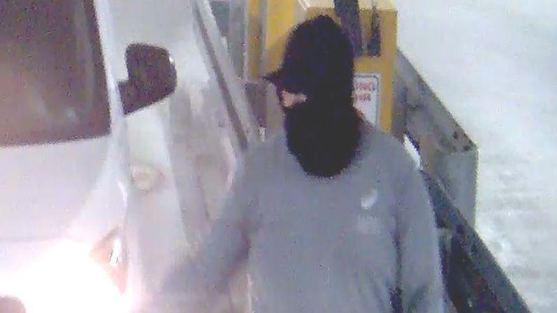 Na snimcima sa bezbednosnih kamera od 29. decembra se vide trojica maskiranih muškaraca i dva automobila