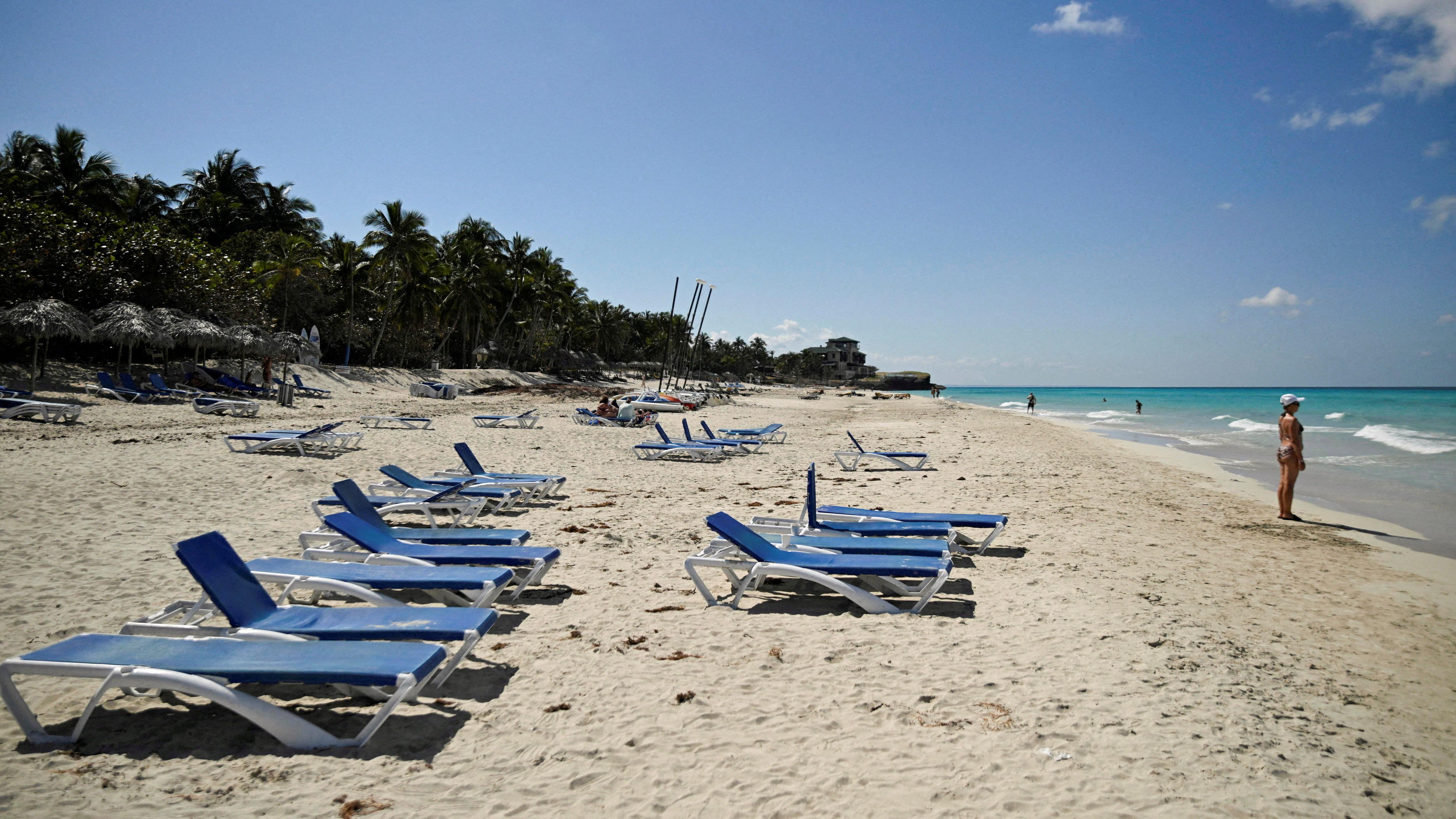 'Havana je prazna, kao da je sve mrtvo': Kuba u velikoj krizi 2 ležaljke na peščanoj plaži u Varaderu, na Kubi