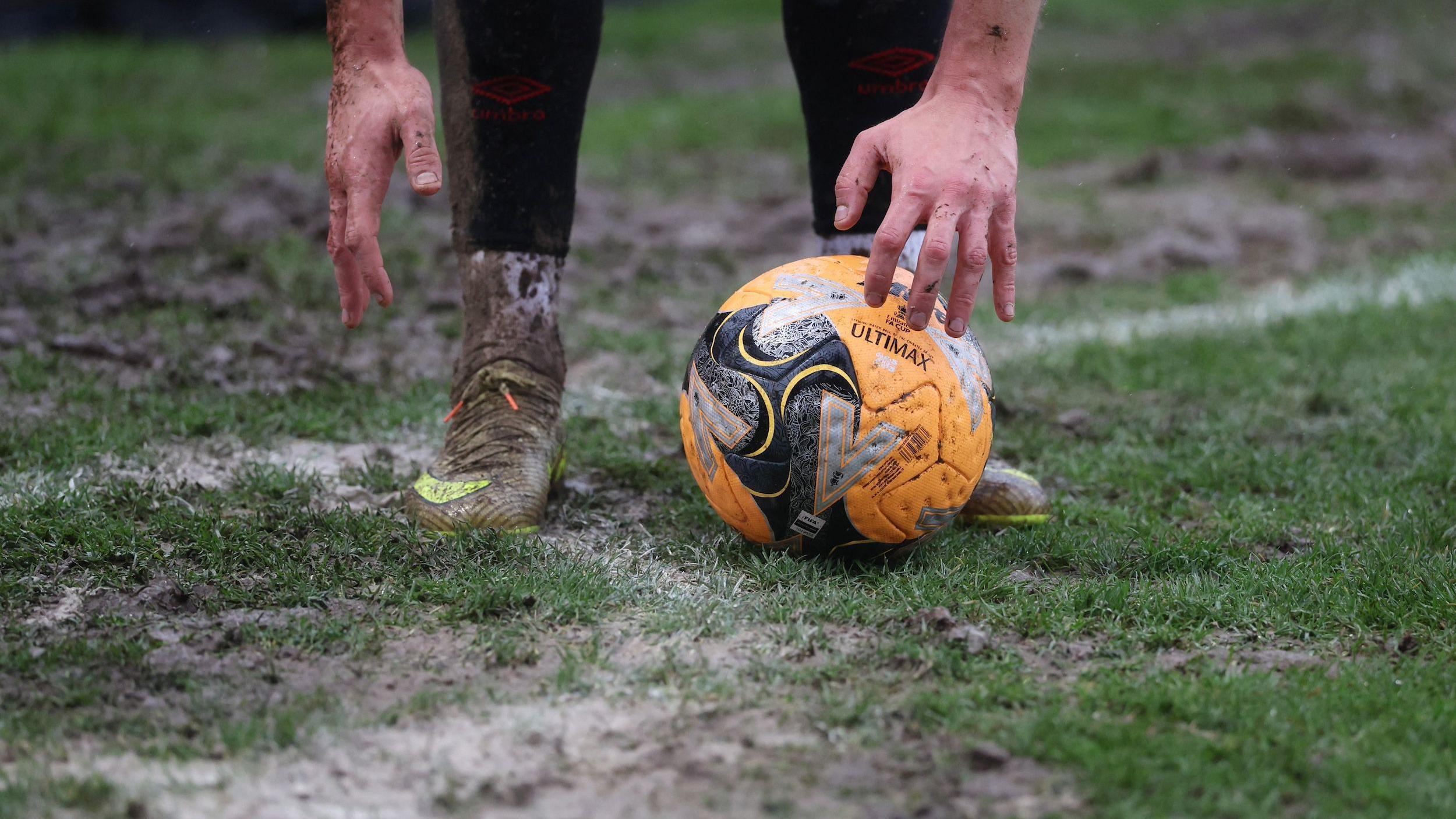 'Šmek prošlih vremena': Grimzbi i Vulfsi plesali po kaljuzi - u fotografijama 12 Fudbaler Grimzbija se sprema za korner