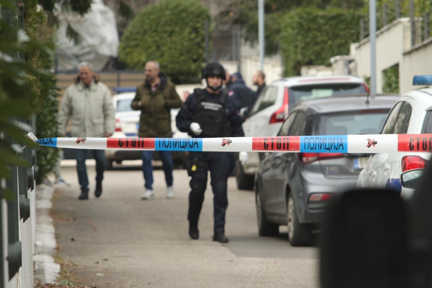 Bačena bomba u dvorište kuće Zdravka Čolića, motiv i počinioci nepoznati 2 Uviđaj u dvorištu Zdravka Čolića na Dedinju, policijska traka i policajac u uniformi