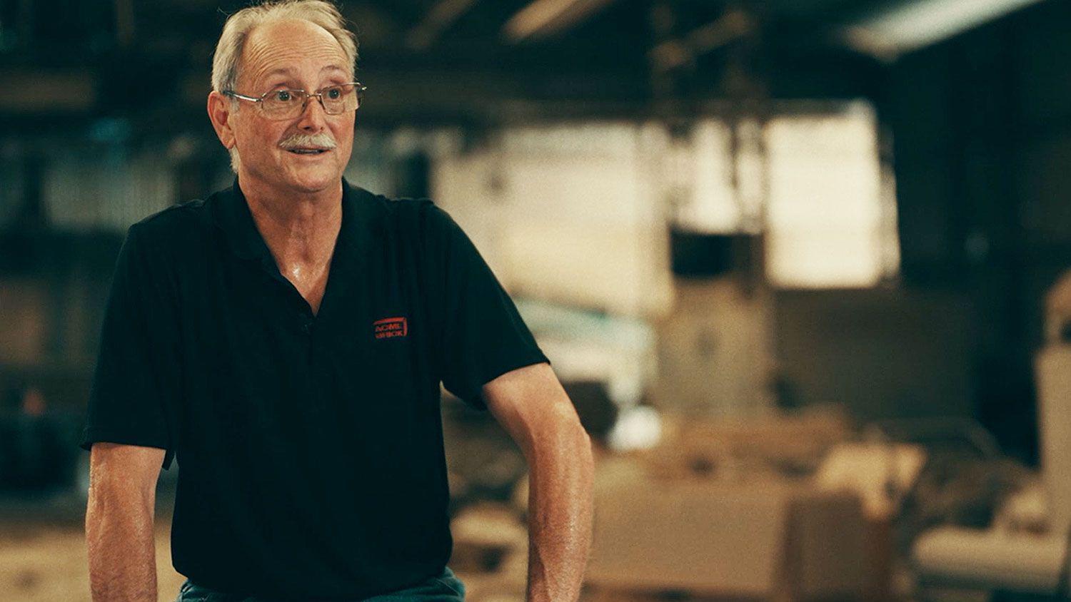 Obična cigla pomogla da se pronađe godinama zlostavljana devojčica 3 sedi mupkarac sa naočarima sedi i priča u kameru