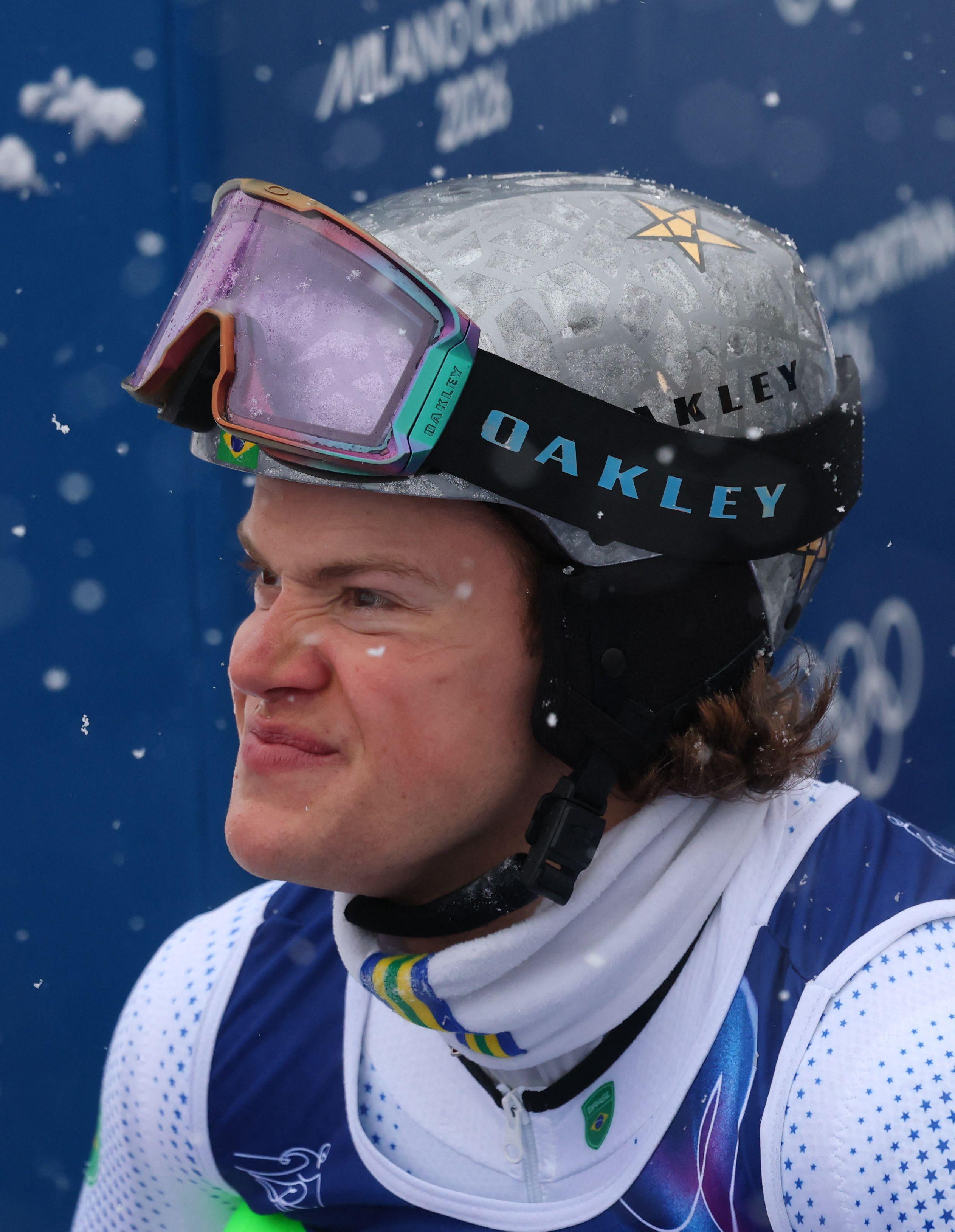 Olimpijski slalom: Padovi, drama i ovacije skijašu sa Haitija 5 Kraj nada o dvostrukom olimpijskom zlatu za Lukaša Pinjeira Bratena, skijanje, slalom na zimskim olimpijskim igrama