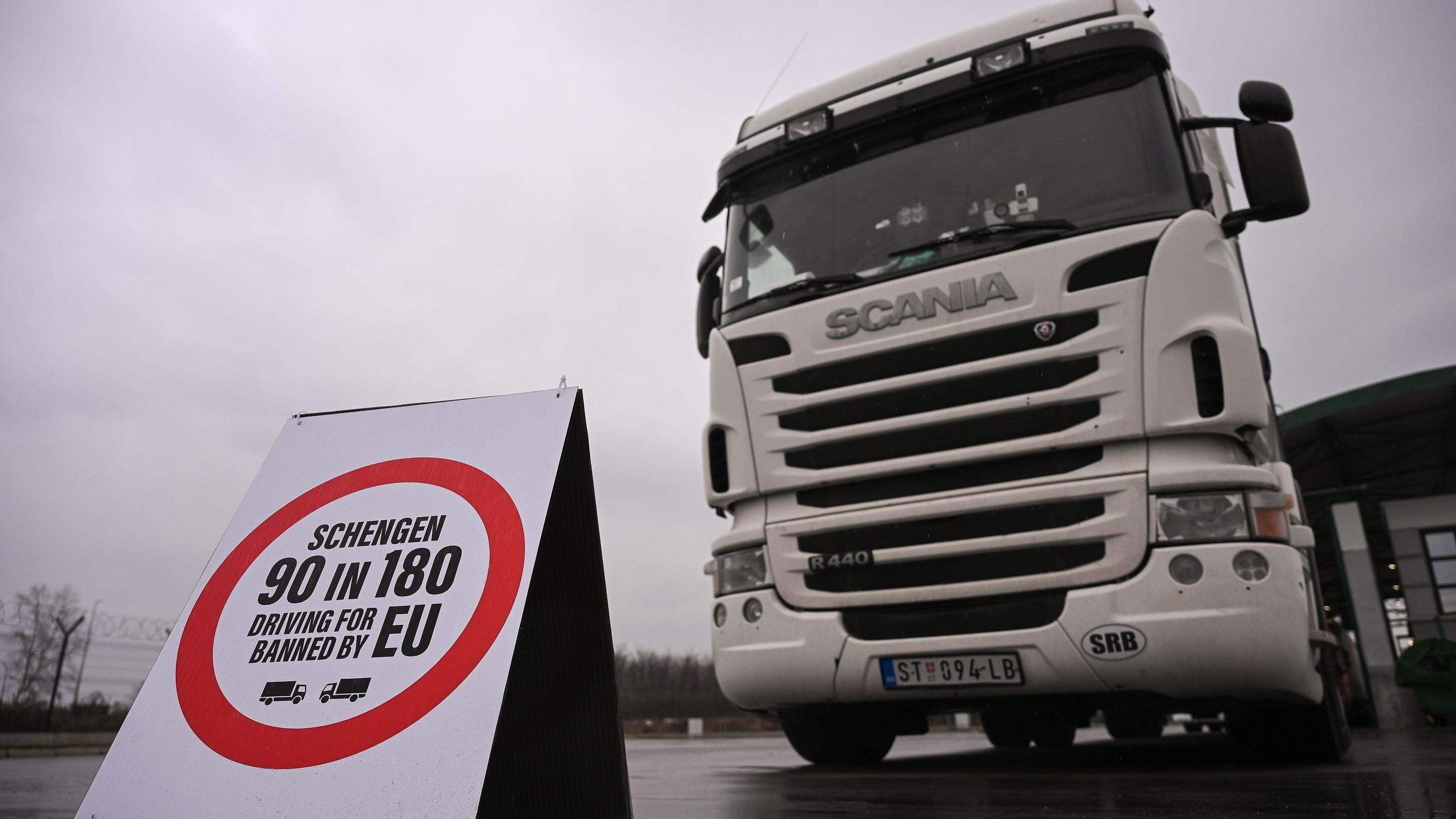 EU poručila kamiondžijama sa Balkana: 'Nema ustupaka' 1 Protestni znak ispred kamiona na granici Srbije i Mađarske tokom blokade na graničnom prelazu Horgoš na severu Srbije, 26. januara 2026. Svi granični prelazi u zemlji i širem regionu blokirani su za teretni saobraćaj počev od 26. januara u podne, posle koordinisane akcije vozača kamiona iz Srbije, Bosne i Hercegovine, Crne Gore i Severne Makedonije