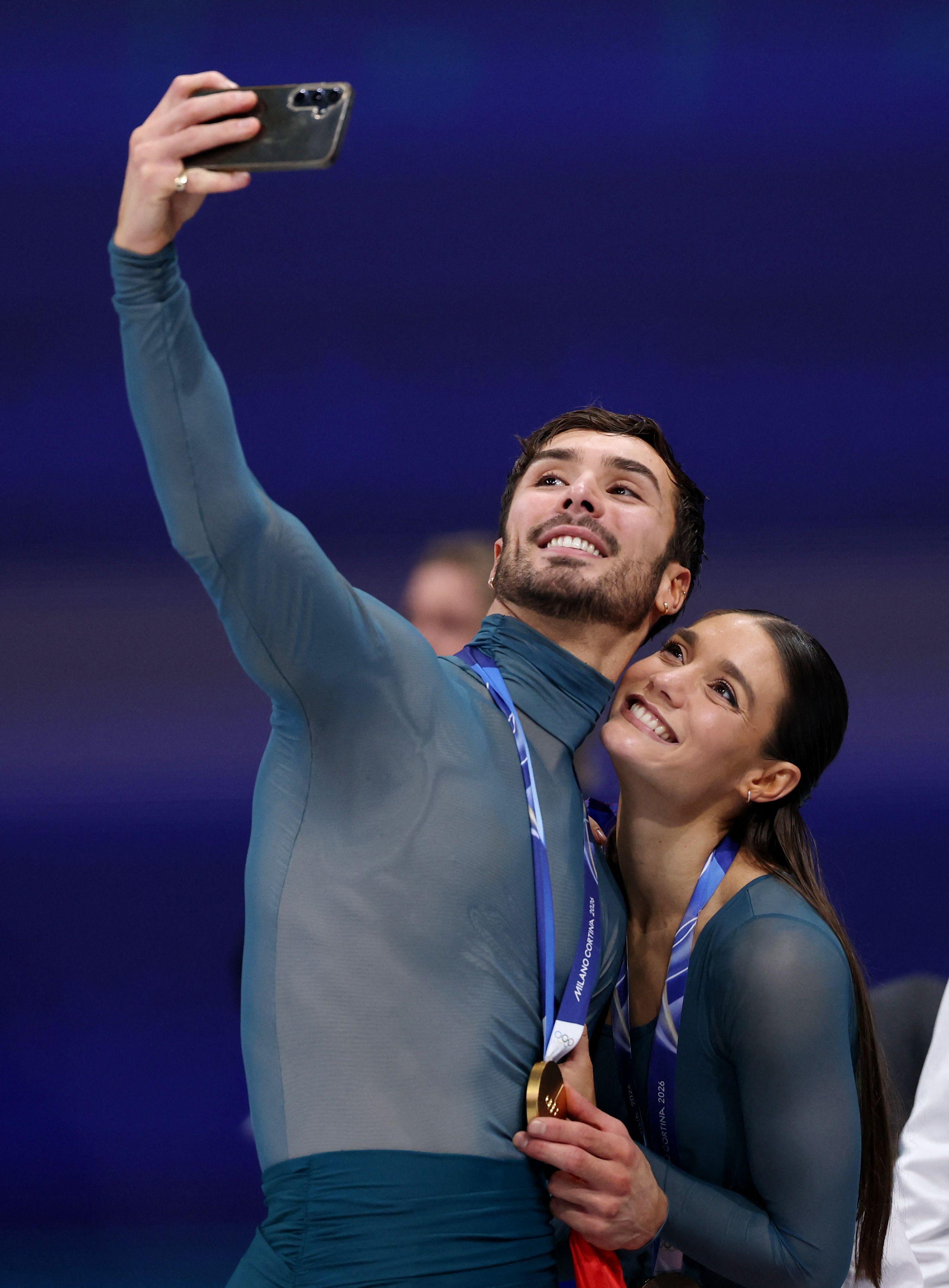 Kontroverzni olimpijski šampioni iz Francuske 2 Gijom Sizeron i Lorans Furnije Bodri olimpijski šampioni u umetničkom klizanju u parovima, umetničko klizanje, klizači, zimske olimpijske igre u italiji