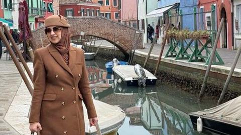 Nošenje hidžaba u Srbiji: Šta treba da znate 10 Žena u braon kaputu sa braon maramom i šeširom na glavi