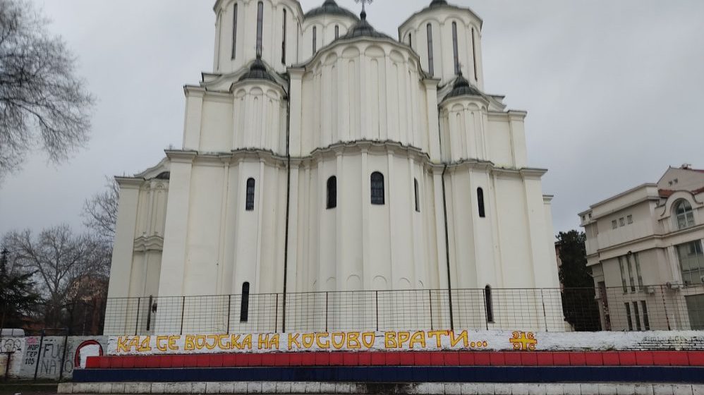 Slučaj školskog dvorišta u Nišu: Zašto Vučićev Pokret za narod i državu i SNS "junački" brane grafit "Kad se vojska na Kosovo vrati..."? 8