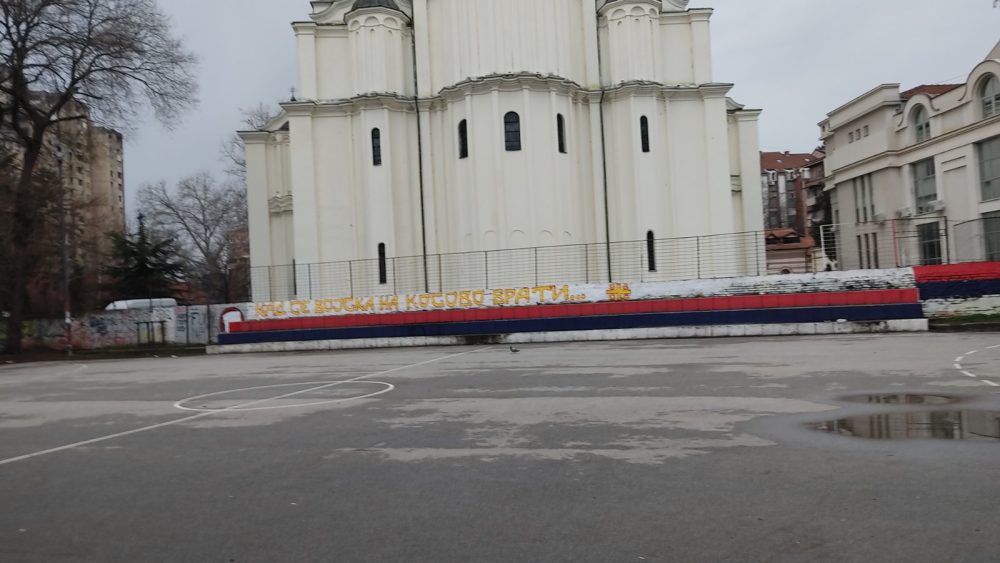 Slučaj školskog dvorišta u Nišu: Zašto Vučićev Pokret za narod i državu i SNS "junački" brane grafit "Kad se vojska na Kosovo vrati..."? 2