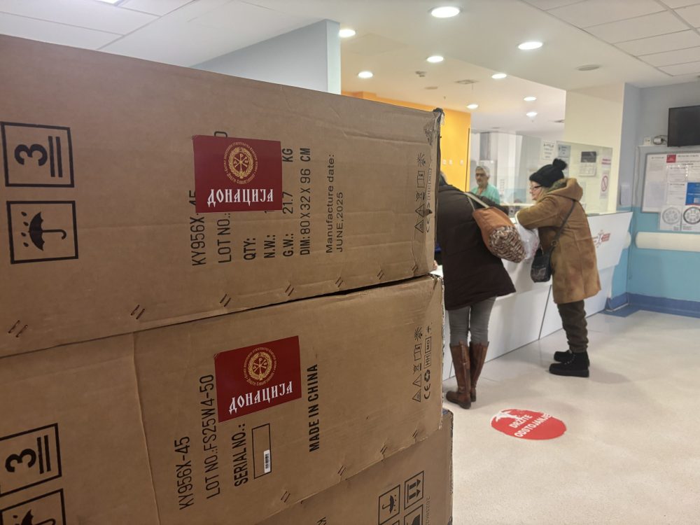 Eparhija niška donirala pet invalidskih kolica za pacijente Univerzitetskog kliničkog centra 3