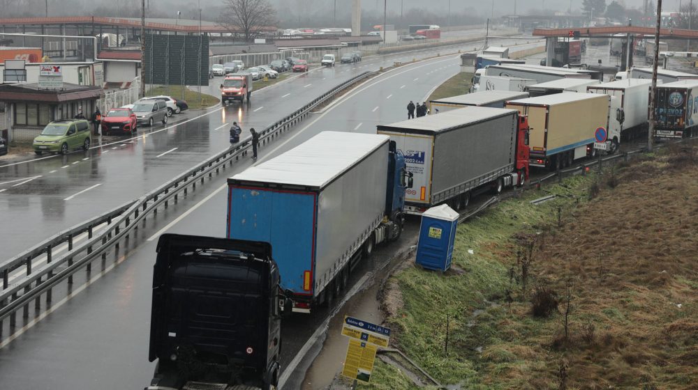 Kamioni prema Medoševačkom mostu "Umesto zabrane korišćenja, gradonačelnik Niša poziva na video-bim": Bezbednost oštećenog Medoševačkog mosta pod znakom pitanja 2