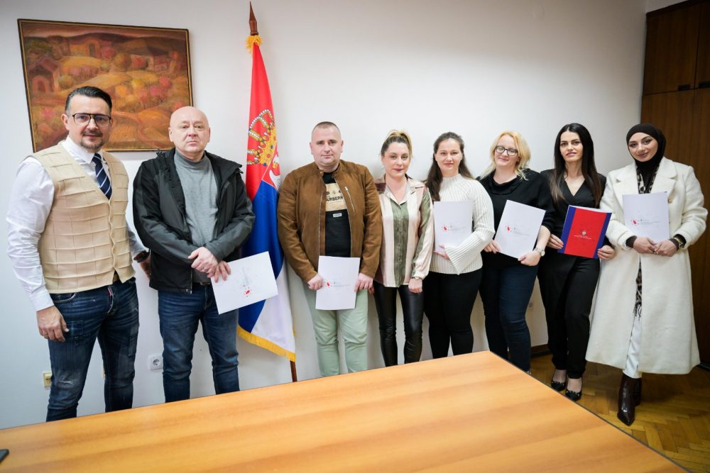 "Lečiće nas oni sa večernjim kursom i kupljenom diplomom": Srbija ostaje bez lekara, a Ministarstvo se hvali njihovim povratkom 2 "Lečiće nas oni sa večernjim kursom i kupljenom diplomom": Srbija ostaje bez lekara, a Ministarstvo se hvali njihovim povratkom 2