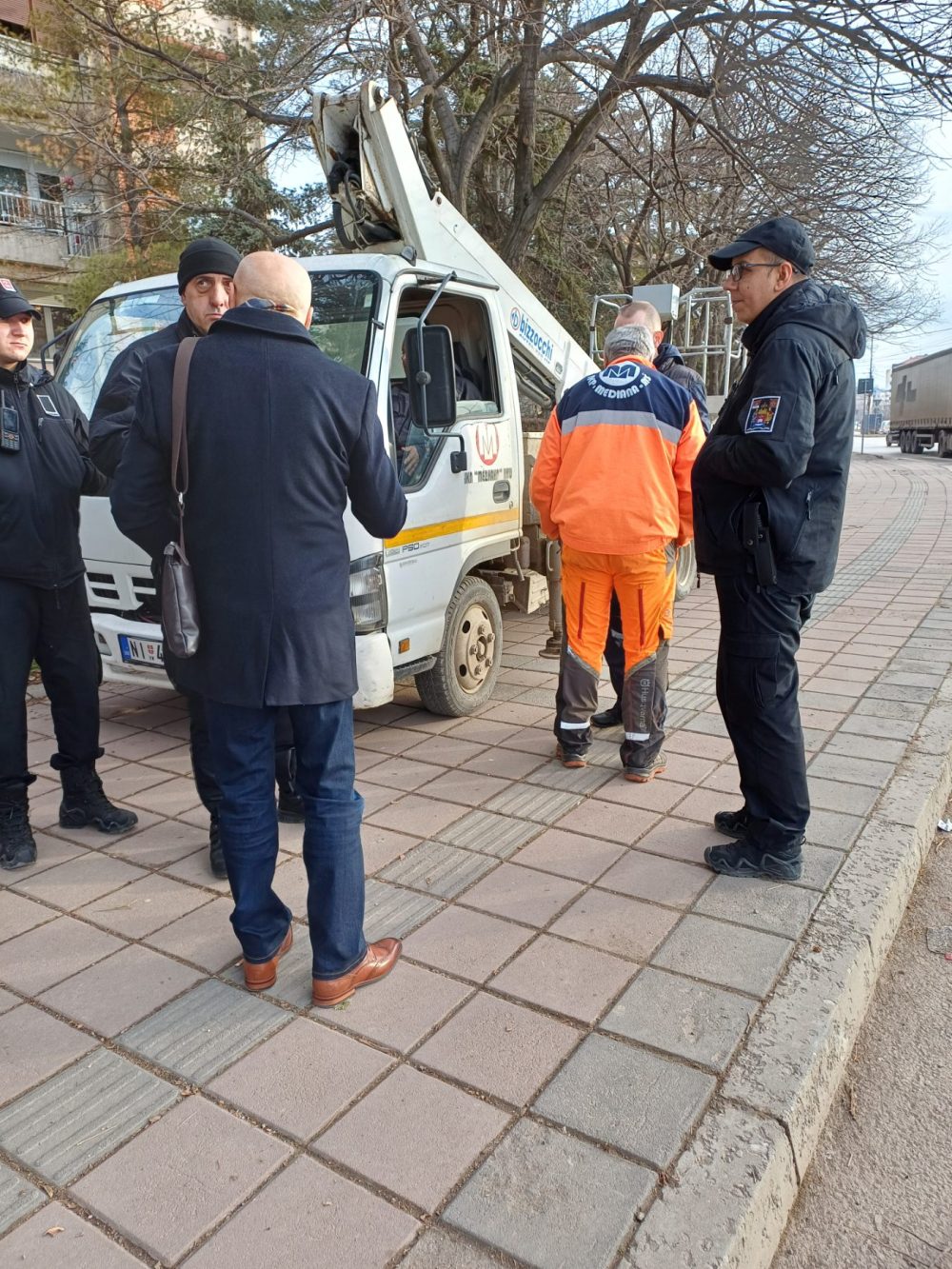 Napeto, prisutna policija, izbio i požar: Grad Niš nastavlja da uklanja kablove, pa i stubove operatora Jotel koji emituje N1 i Novu S 2
