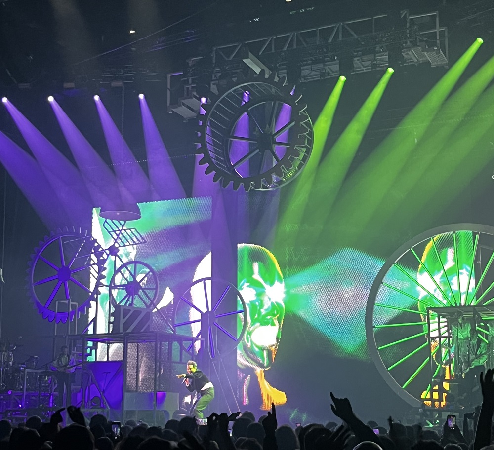 Strazbur na nogama: Mika spojio energiju, falset i scenski šarm 2