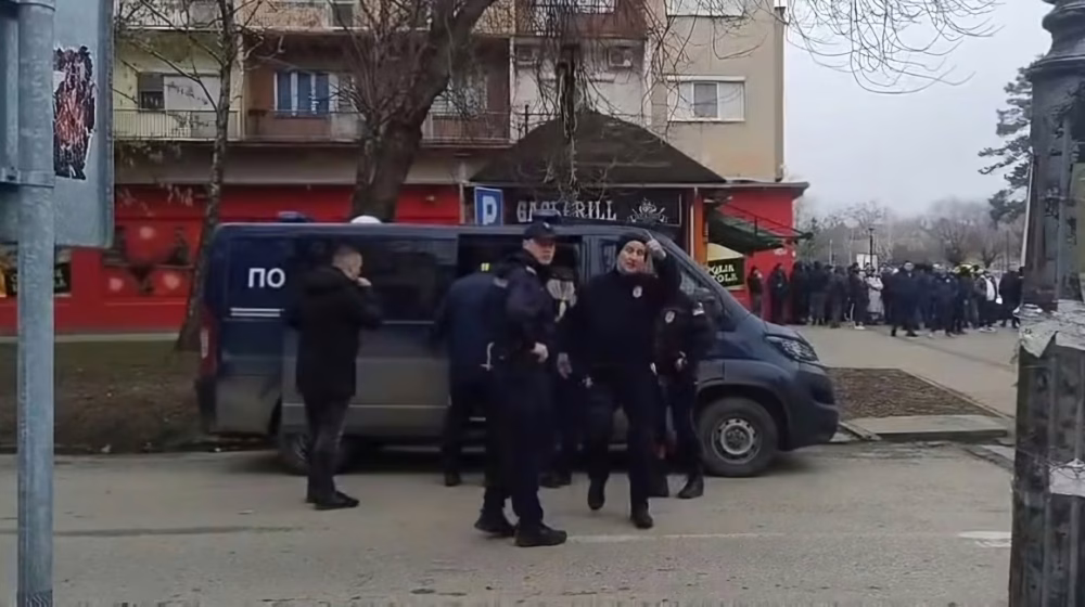 Policajac u Kuli vikao na ekipu TV Nova, branio im da snimaju: "Udaljite se odavde!"(VIDEO) 9
