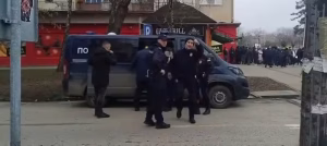 Policajac u Kuli vikao na ekipu TV Nova, branio im da snimaju: "Udaljite se odavde!"(VIDEO) 29