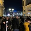 (UŽIVO) Na protestu u Novom Sadu povređeno najmanje troje: Napadnut novinar, studentu razbijena glava, pristalice SNS šutirale studentkinju (FOTO, VIDEO) 10