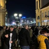 (UŽIVO) Na protestu u Novom Sadu povređeno najmanje troje: Napadnut novinar, studentu razbijena glava, pristalice SNS šutirale studentkinju (FOTO, VIDEO) 8