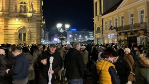 (UŽIVO) Na protestu u Novom Sadu povređeno najmanje troje: Napadnut novinar, studentu razbijena glava, pristalice SNS šutirale studentkinju (FOTO, VIDEO) 2