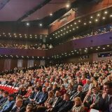 Svečana akademija povodom 200 godina Matice srpske u Novom Sadu, ispred protest građana 6