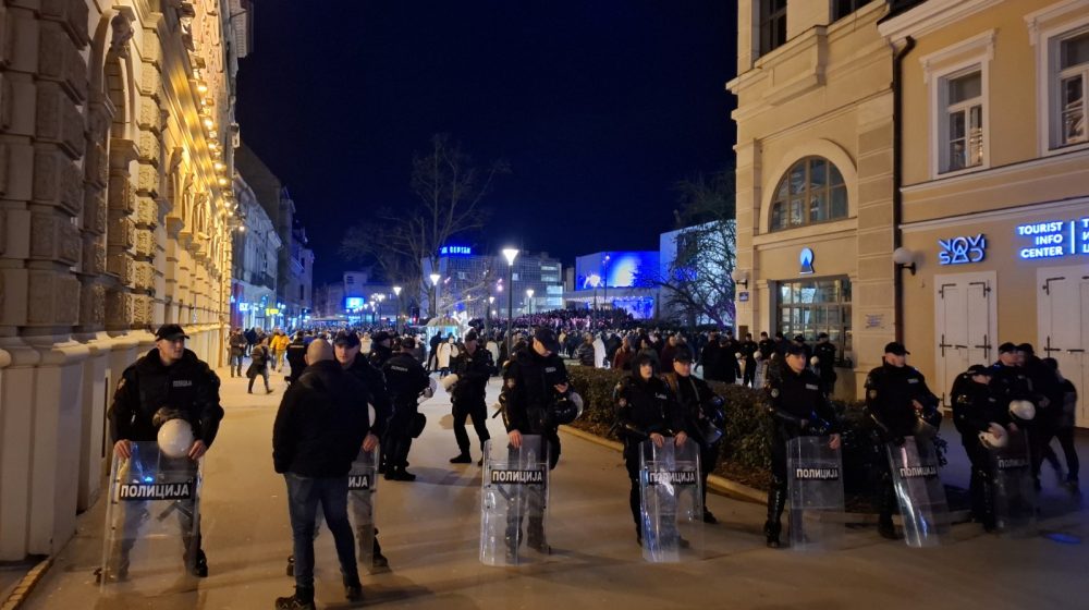 "Dalje ruke od Miletića": Demonstranti na Trgu slobode, veliki broj pristalica vlasti ispred SNP-a (VIDEO, FOTO) 8