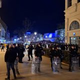 "Dalje ruke od Miletića": Demonstranti na Trgu slobode, veliki broj pristalica vlasti ispred SNP-a (VIDEO, FOTO) 16