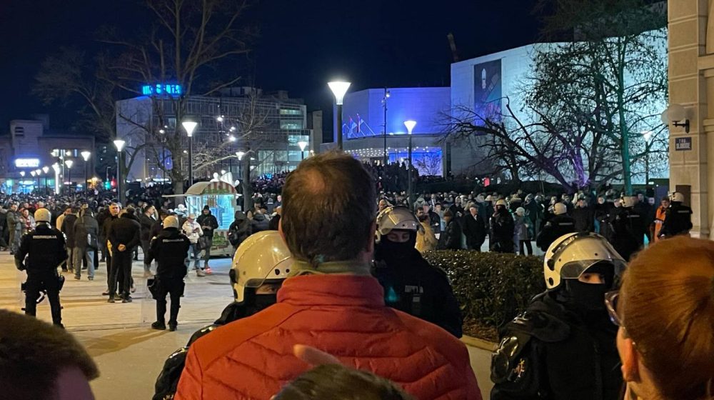 "Dalje ruke od Miletića": Demonstranti na Trgu slobode, veliki broj pristalica vlasti ispred SNP-a (VIDEO, FOTO) 15